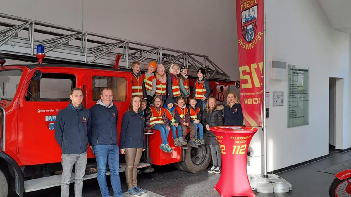 FW-OE: Kinderfeuerwehr Brachthausen besucht Feuer- und Rettungswache Siegen - Foto: presseportal.de
