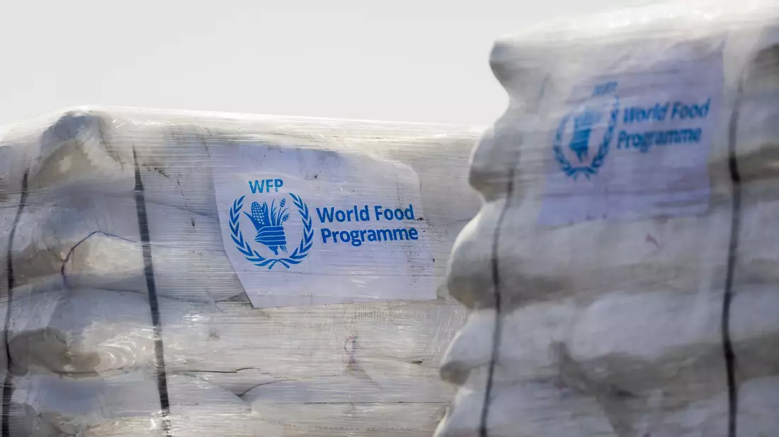 Humanitäre Hilfsgüter des Welternährungsprogramm der Vereinten Nationen am Grenzübergang Kerem Schalom zum Gazastreifen auf israelischer Seite. - Bild: Christoph Soeder/dpa-Pool/dpa