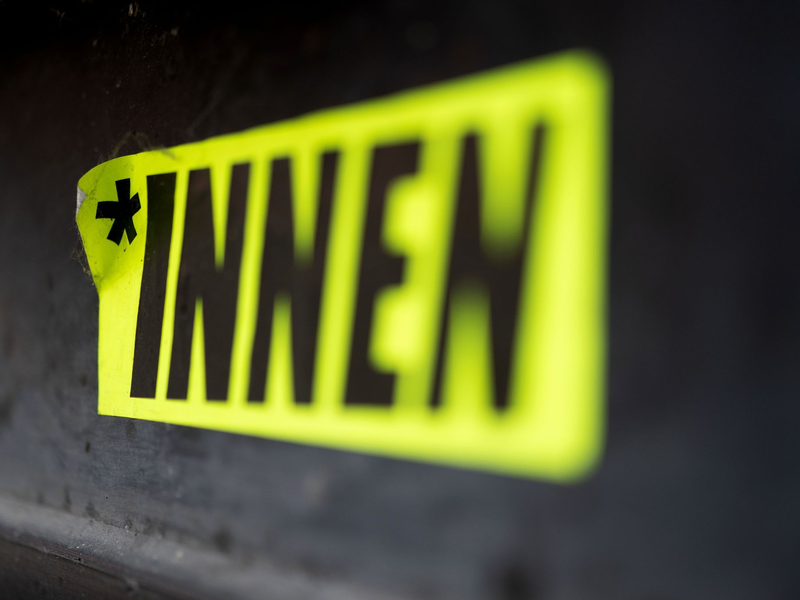 Die Wahl unserer Worte beeinflusst auch, ob wir uns Männer oder Frauen vor unserem inneren Auge sehen - das zeigt eine Studie der Universität Würzburg. - Foto: Marijan Murat/dpa