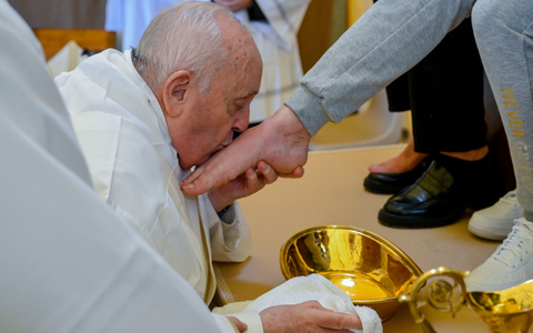 Papst Franziskus küsst den Fuß von einer weiblichen Insassin des Rebibbia-Gefängnisses. - Foto: Vatican Media/AP/dpa