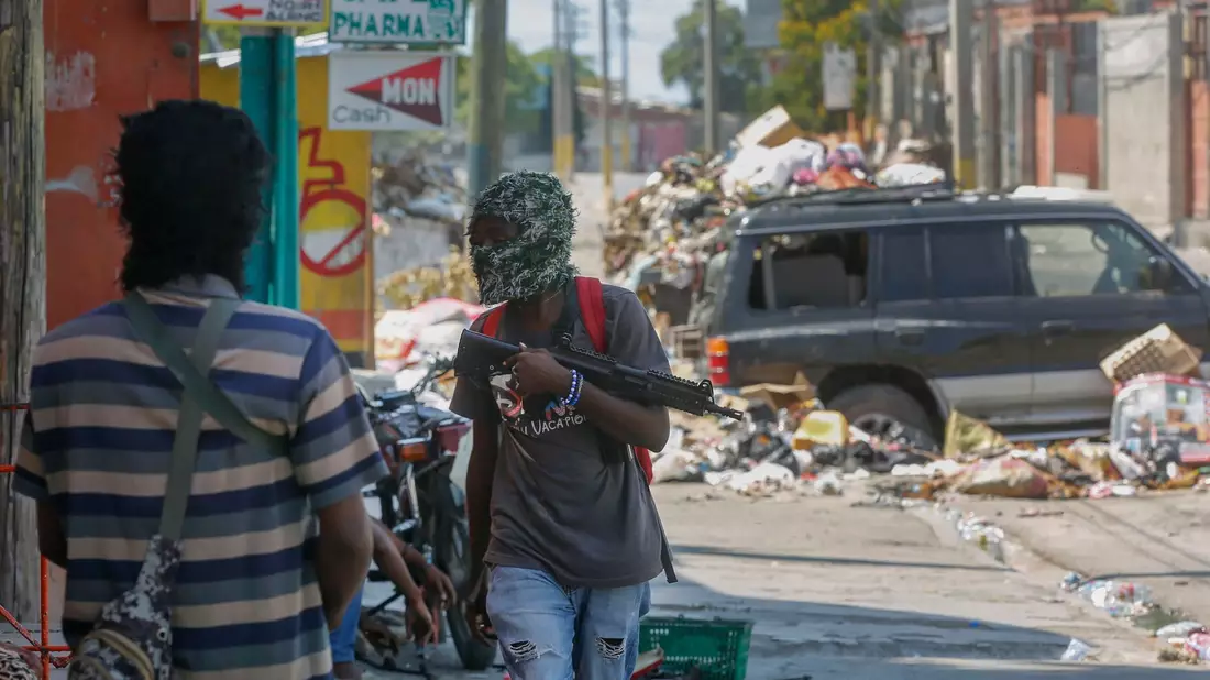 Bewaffnete Mitglieder der Bande G9 and Family an ihrer Straßensperre im Viertel Delmas 6 in Port-au-Prince. - Bild: Odelyn Joseph/AP/dpa