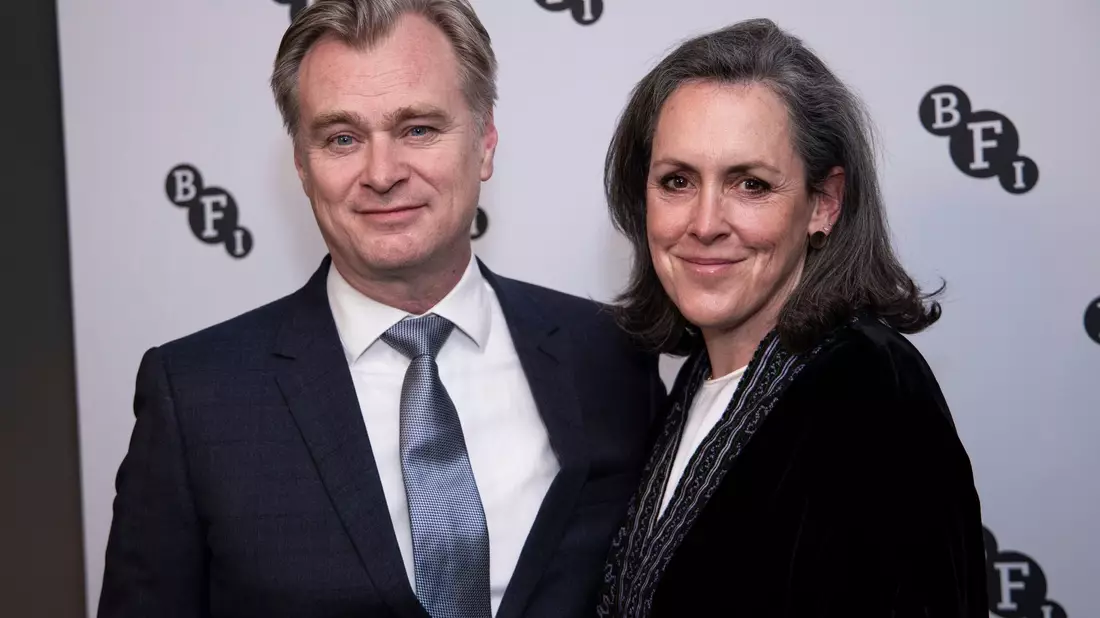 Christopher Nolan und Emma Thomas erhalten den Ritterschlag. - Bild: Vianney Le Caer/Invision/dpa