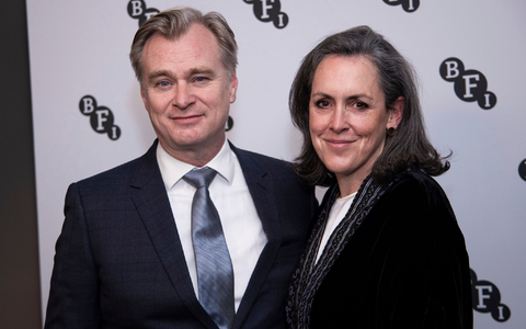 Christopher Nolan und Emma Thomas erhalten den Ritterschlag. - Foto: Vianney Le Caer/Invision/dpa