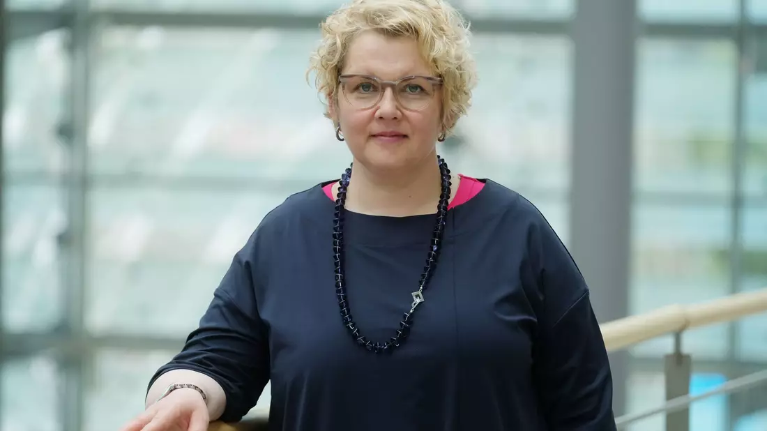 Maike Finnern berichtet, viele Lehrkräfte hätten Angst, sie könnten Ärger bekommen, wenn sie auf Demos gegen rechts gingen. - Bild: Sebastian Willnow/dpa