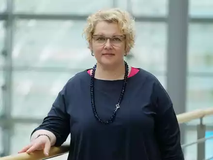 Maike Finnern berichtet, viele Lehrkräfte hätten Angst, sie könnten Ärger bekommen, wenn sie auf Demos gegen rechts gingen. - Foto: Sebastian Willnow/dpa