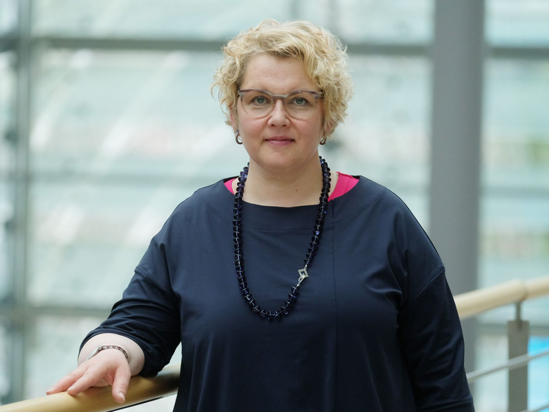 Maike Finnern berichtet, viele Lehrkräfte hätten Angst, sie könnten Ärger bekommen, wenn sie auf Demos gegen rechts gingen. - Foto: Sebastian Willnow/dpa