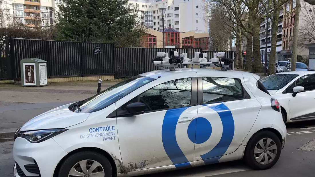 Ein Scan-Auto überprüft, ob für abgestellte Autos die Parkgebühren bezahlt wurden. - Bild: Michael Evers/dpa