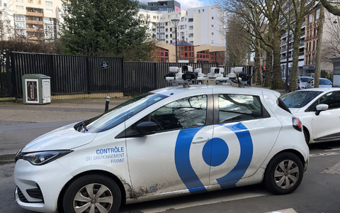 Ein Scan-Auto überprüft, ob für abgestellte Autos die Parkgebühren bezahlt wurden. - Foto: Michael Evers/dpa