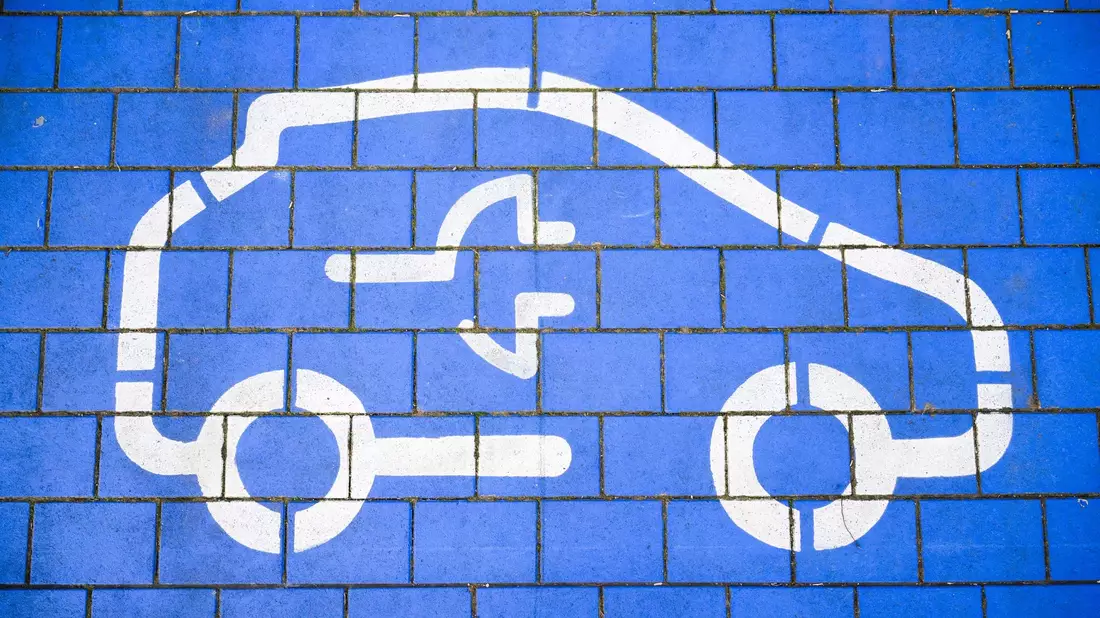 Etwa jeder 35. Pkw auf deutschen Straßen ist ein Elektroauto. - Bild: Julian Stratenschulte/dpa