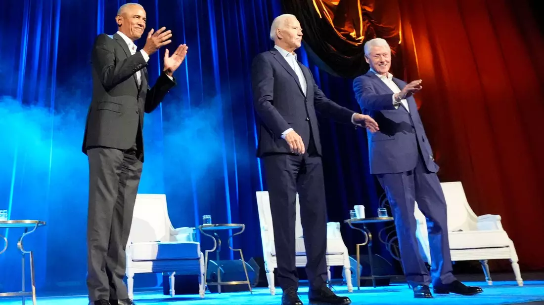 Zu der Veranstaltung mit Biden (M), Obama (l) und Clinton kamen mehrere Tausend Zuschauer. - Bild: Alex Brandon/AP