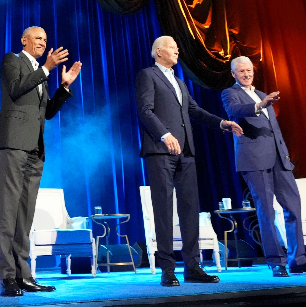 Zu der Veranstaltung mit Biden (M), Obama (l) und Clinton kamen mehrere Tausend Zuschauer. - Foto: Alex Brandon/AP