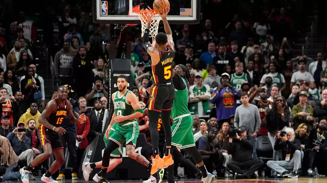 Nahm den entscheidenden Wurf in der Verlängerung: Atlantas Dejounte Murray (5). - Bild: John Bazemore/AP
