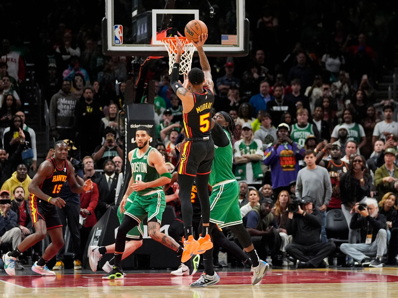 Nahm den entscheidenden Wurf in der Verlängerung: Atlantas Dejounte Murray (5). - Foto: John Bazemore/AP