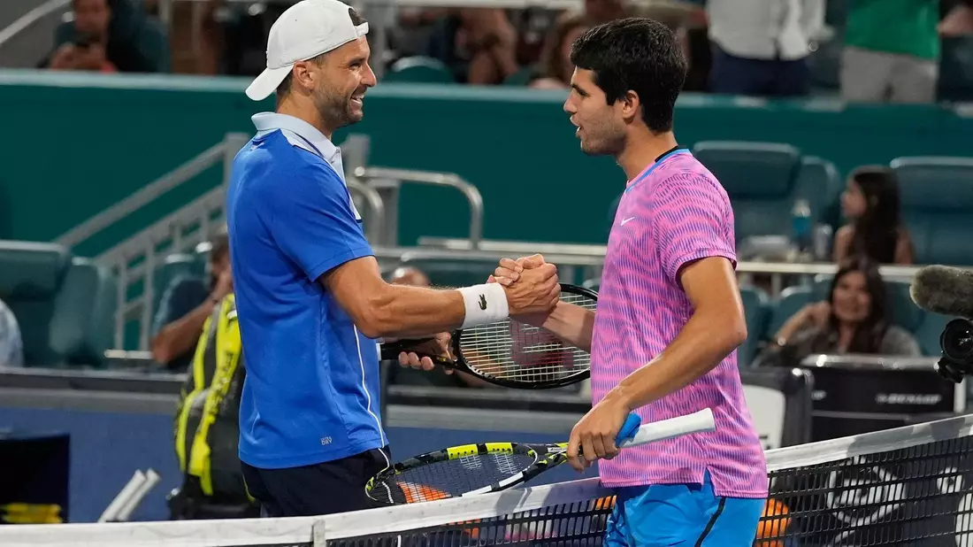 Grigor Dimitrov (l) und Carlos Alcaraz geben sich nach dem Match die Hand. - Bild: Marta Lavandier/AP