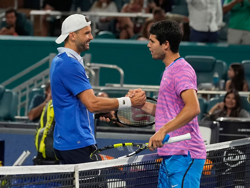 Grigor Dimitrov (l) und Carlos Alcaraz geben sich nach dem Match die Hand. - Foto: Marta Lavandier/AP
