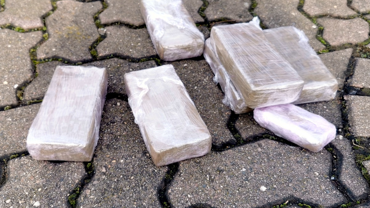 HZA-MD: Dicker Fang kurz vor Ostern: Angebliche Fahrt zur Autobesichtigung endet mit Festnahme wegen Drogenschmuggels / Zoll stellt mehr als 3 kg Heroin und Haschisch sicher - Foto: presseportal.de