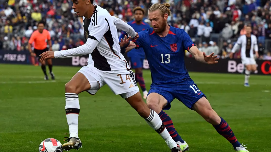 Deutschlands Jamal Musiala und der US-Amerikaner Tim Reamm liefern sich einen Zweikampf um den Ball. - Bild: Federico Gambarini/dpa/Archivbild