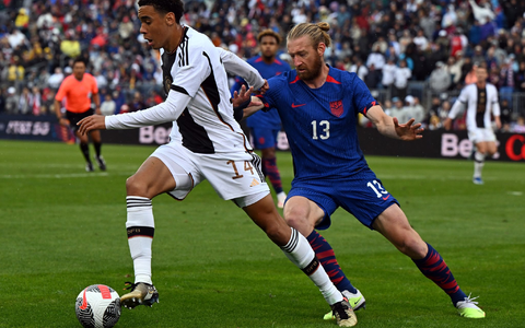 Deutschlands Jamal Musiala und der US-Amerikaner Tim Reamm liefern sich einen Zweikampf um den Ball. - Foto: Federico Gambarini/dpa/Archivbild Deutschlands Jamal Musiala und der US-Amerikaner Tim Reamm liefern sich einen Zweikampf um den Ball. - Foto: Federico Gambarini/dpa/Archivbild