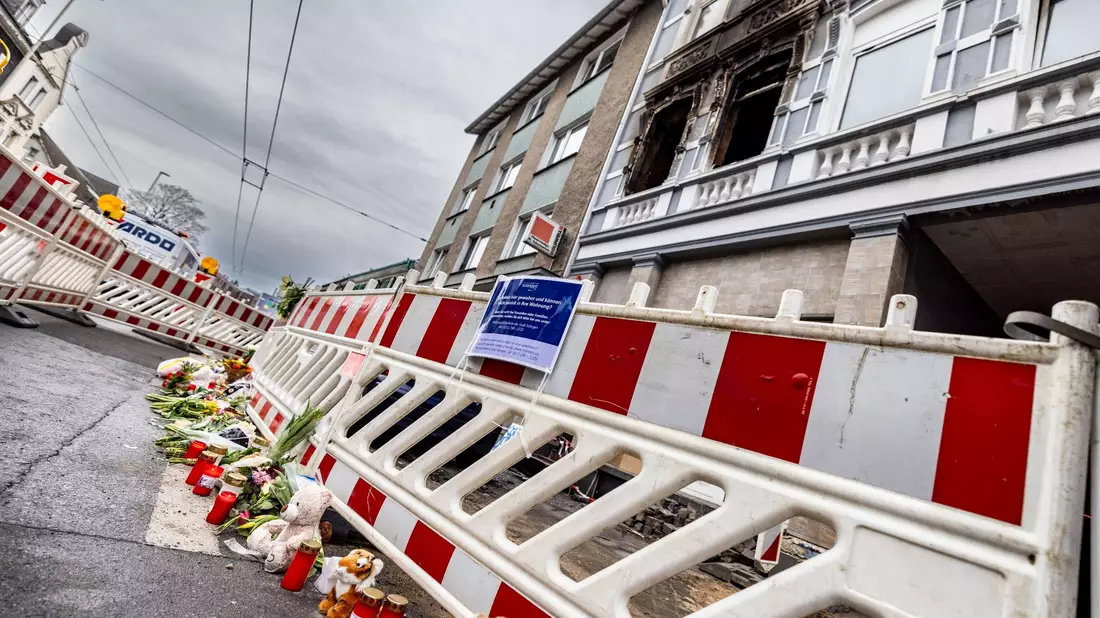 Bei einem Brand in einem Haus in Solingen sind vier Menschen ums Leben gekommen. - Bild: Christoph Reichwein/dpa