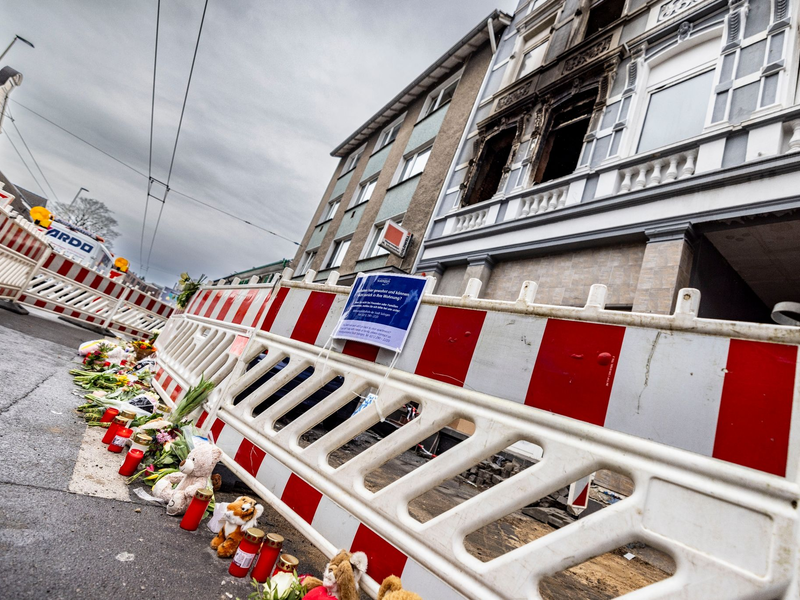 Bei einem Wohnhausbrand in Solingen in NRW waren am Montagmorgen vier Menschen ums Leben gekommen, mehrere wurden verletzt. - Foto: Christoph Reichwein/dpa