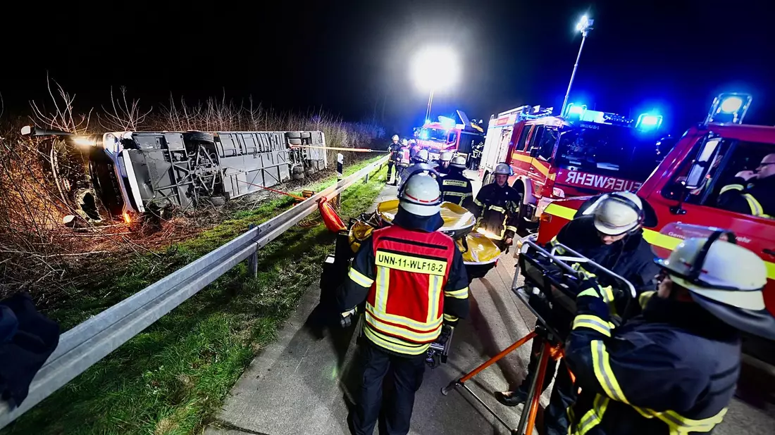 In der Nacht kam ein Reisebus auf der A44 bei Werl in Nordrhein-Westfalen von der Fahrbahn ab und kippte um. - Bild: Daniel Schröder/dpa