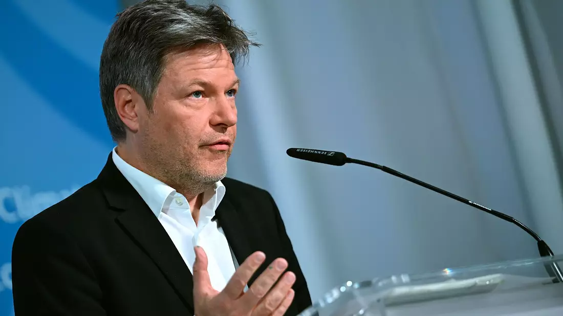 Bundeswirtschaftsminister Robert Habeck: «Derjenige, der den Frieden gefährdet, ist Putin». - Bild: Britta Pedersen/dpa
