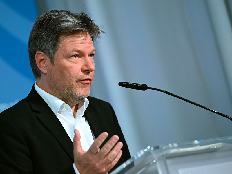 Bundeswirtschaftsminister Robert Habeck: «Derjenige, der den Frieden gefährdet, ist Putin». - Foto: Britta Pedersen/dpa