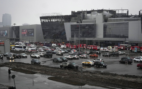 Das abgebrannte Veranstaltungszentrum Crocus City Hall nach einem Anschlag am westlichen Rand von Moskau. - Foto: Alexander Zemlianichenko/AP/dpa