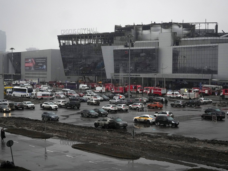 Das abgebrannte Veranstaltungszentrum Crocus City Hall nach einem Anschlag am westlichen Rand von Moskau. - Foto: Alexander Zemlianichenko/AP/dpa