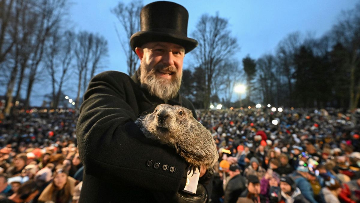 Erst vor wenigen Wochen sagte Murmeltier Punxsutawney Phil - hier gehalten von Murmeltierbetreuer A.J. Dereume - einen frühen Frühling für dieses Jahr voraus. - Foto: Barry Reeger/AP/dpa