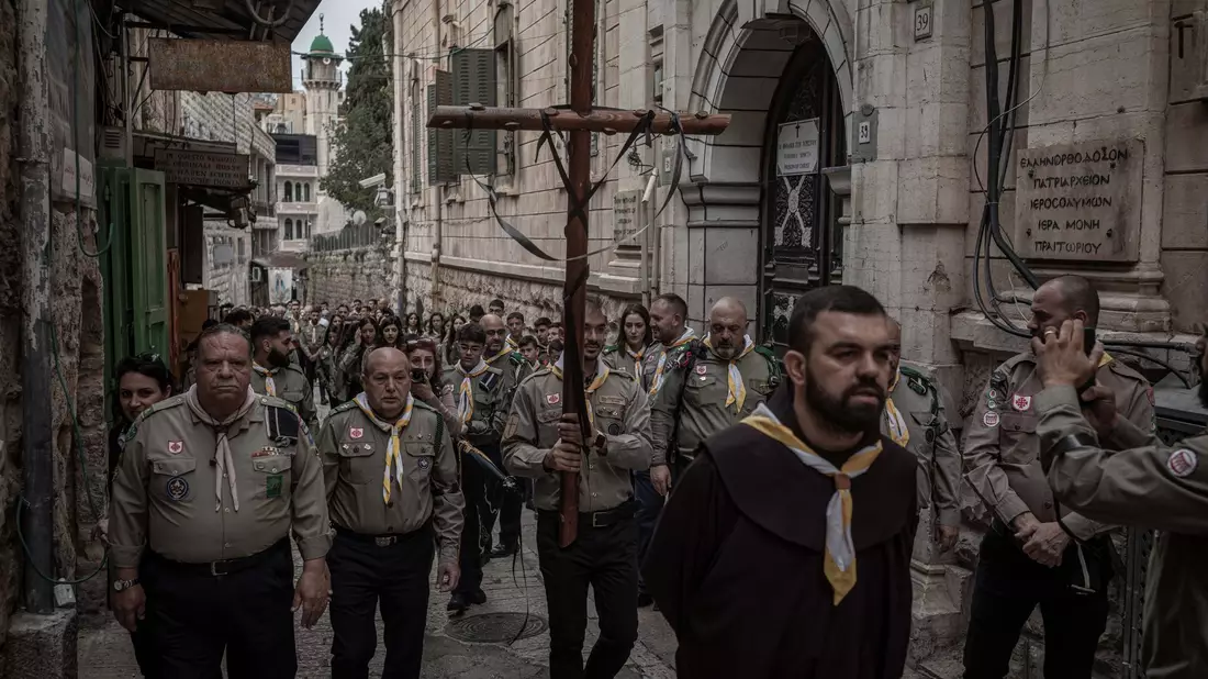 Auf dem Weg zu seiner Kreuzigung musste Jesus der Bibel zufolge Geißelungen, Peitschenhiebe und Demütigungen erleiden. - Bild: Ilia Yefimovich/dpa