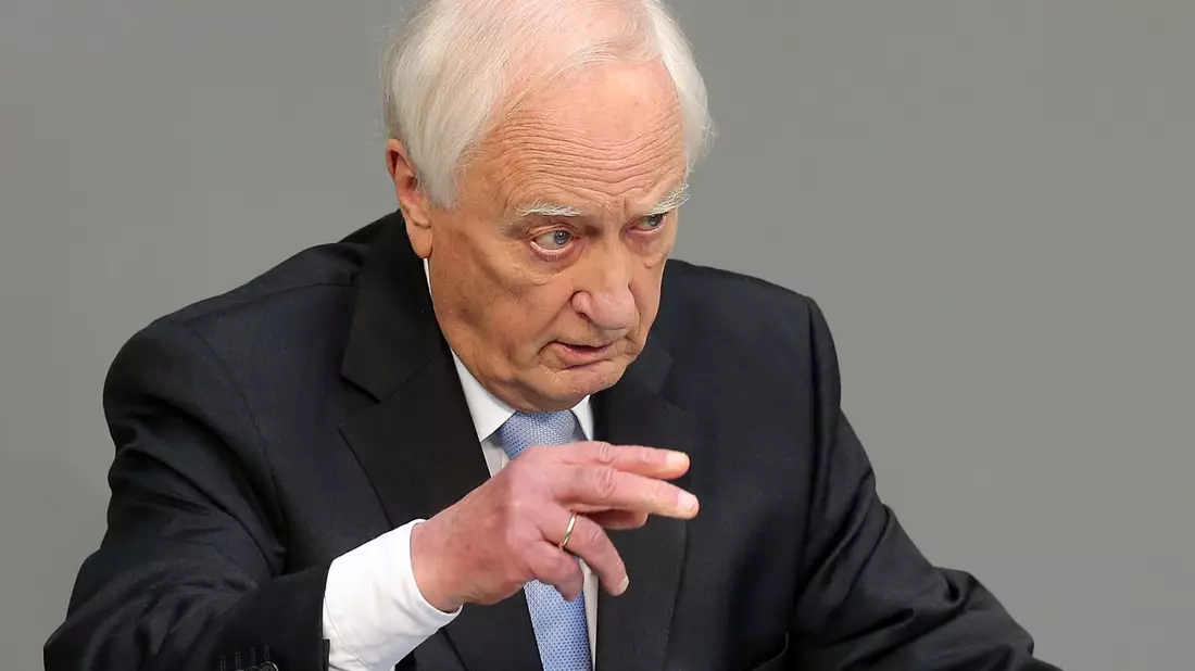 Nimmt die SPD-Spitze hinsichtlich ihrer Ukraine-Poltik in die Kritik: Historiker Heinrich August Winkler (Archivbild). - Bild: Wolfgang Kumm/dpa