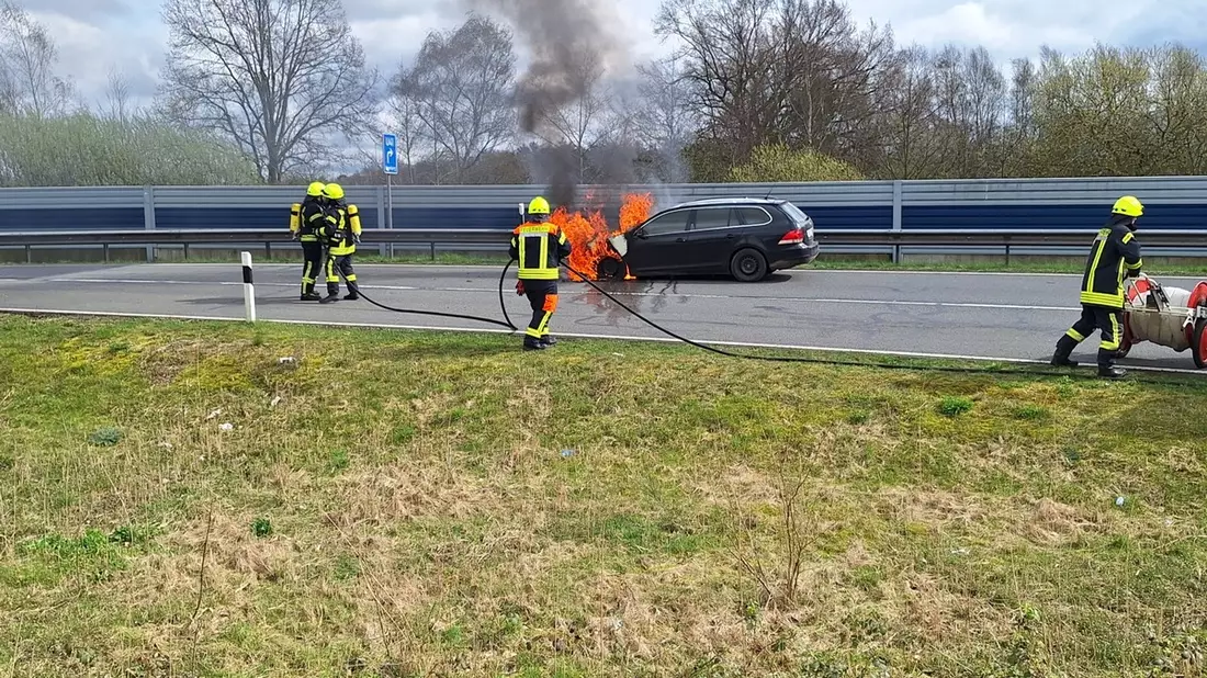 FW-ROW: Brennt Auto auf Autobahnabfahrt - Bild: presseportal.de