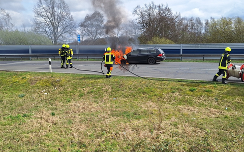 FW-ROW: Brennt Auto auf Autobahnabfahrt - Foto: presseportal.de