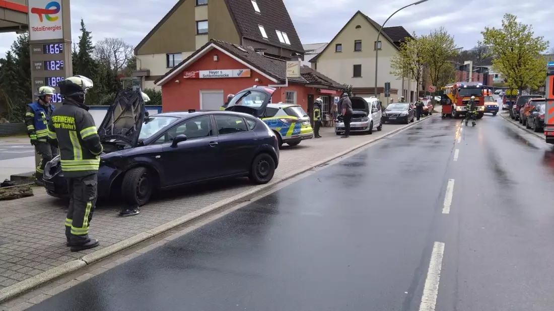 FW-EN: Wetter (Ruhr): Verkehrsunfall und Person hinter Tür am Karfreitag - Bild: presseportal.de