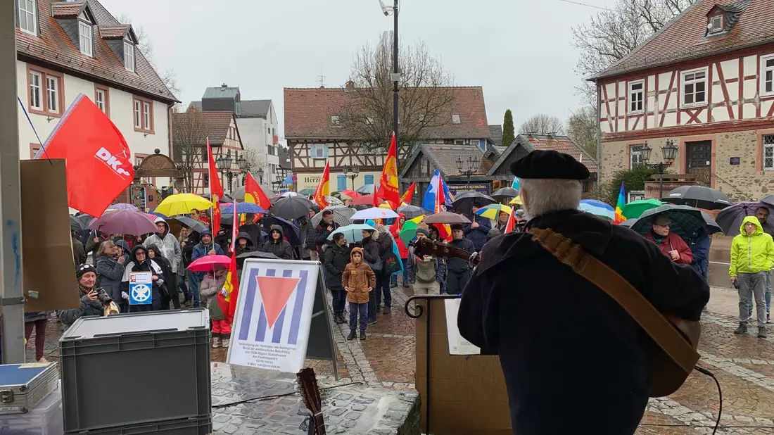 Auftakt der hessischen Ostermärsche am Karfreitag. Bundesweit wollen die Teilnehmer auch in diesem Jahr ein Zeichen für Frieden und gegen Krieg setzen. - Bild: Willi van Ooyen/Ostermarschbüro/dpa