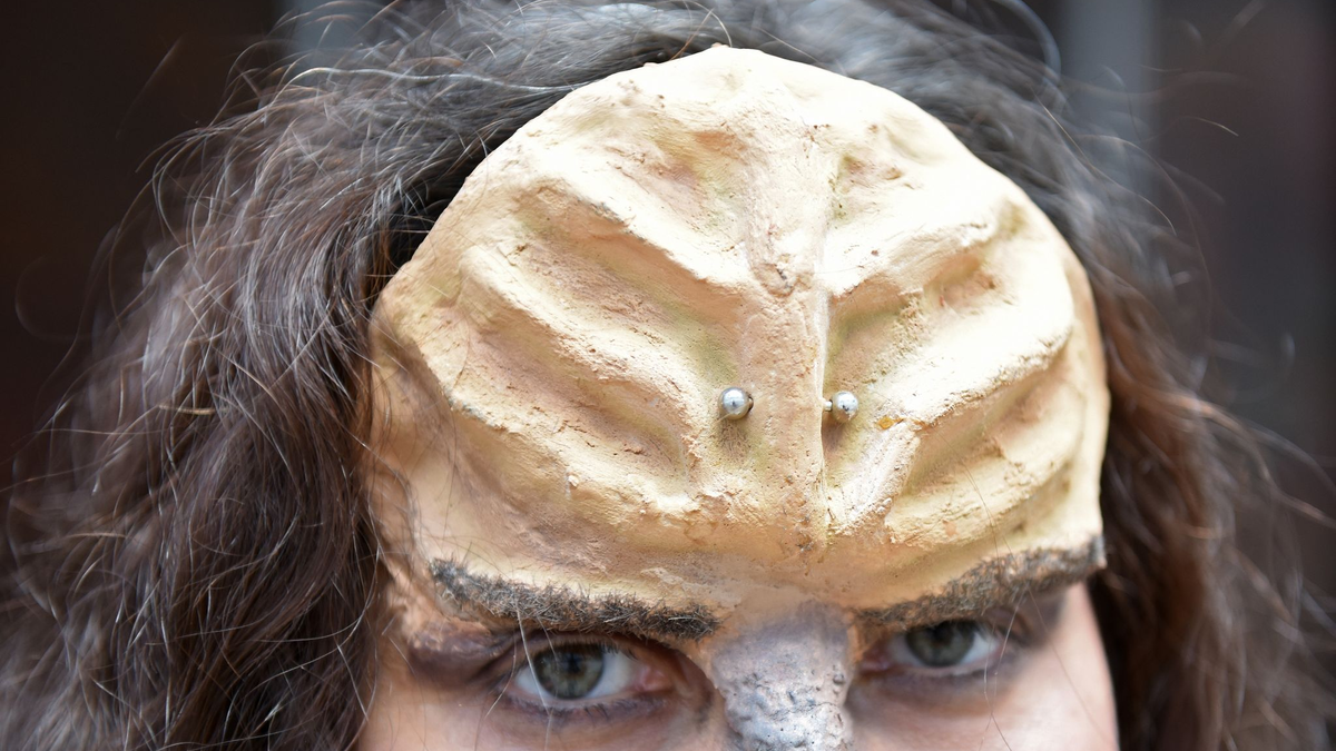 Ein Fan mit Klingonen-Stirn - «Ich hätte nie gedacht, dass mal so viele Menschen Klingonisch lernen», sagte dessen Entwickler, der US-amerikanische Sprachwissenschaftler Marc Okrand über den Zuspruch zu seiner Sprache. - Foto: Caroline Seidel/dpa