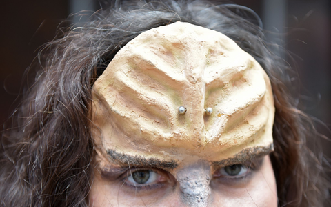 Ein Fan mit Klingonen-Stirn - «Ich hätte nie gedacht, dass mal so viele Menschen Klingonisch lernen», sagte dessen Entwickler, der US-amerikanische Sprachwissenschaftler Marc Okrand über den Zuspruch zu seiner Sprache. - Foto: Caroline Seidel/dpa