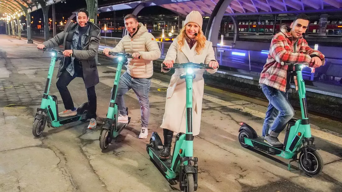 Die Jünger reisen auf E-Scootern durch die Stadt: René Casselly, l-r), Joey Heindle, Stefanie Hertel und Timur Ülker - eine Szene aus «Die Passion - Die größte Geschichte aller Zeiten». - Bild: Stefan Gregorowius/RTL/dpa