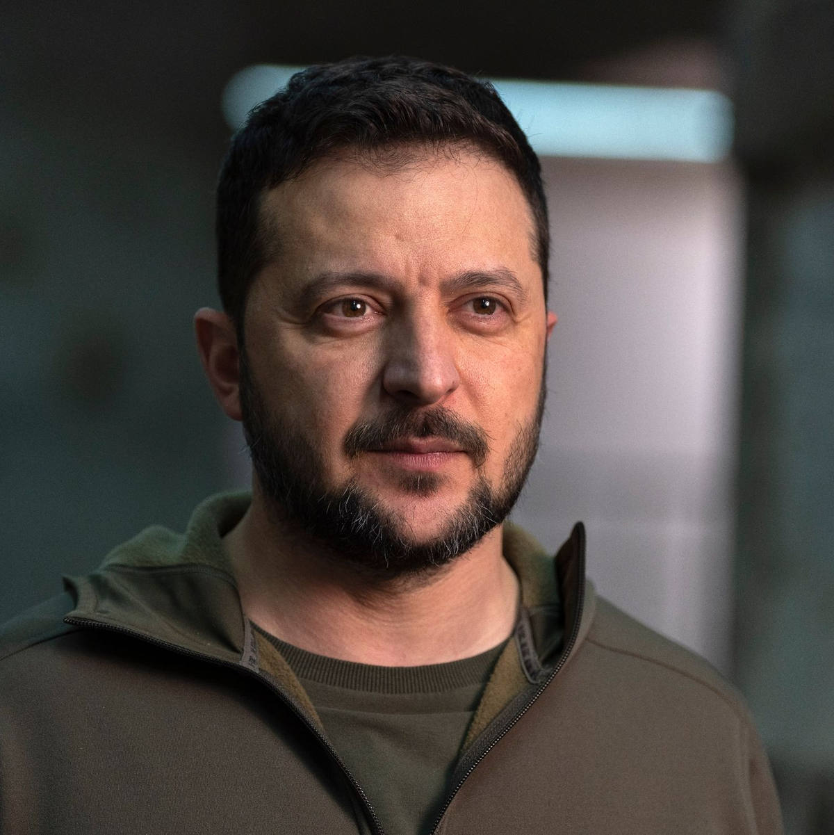 Der ukrainische Präsident Wolodymyr Selenskyj pochte in seiner abendlichen Videoansprache erneut auf mehr internationale Hilfe bei der Flugabwehr. - Foto: Efrem Lukatsky/AP/dpa