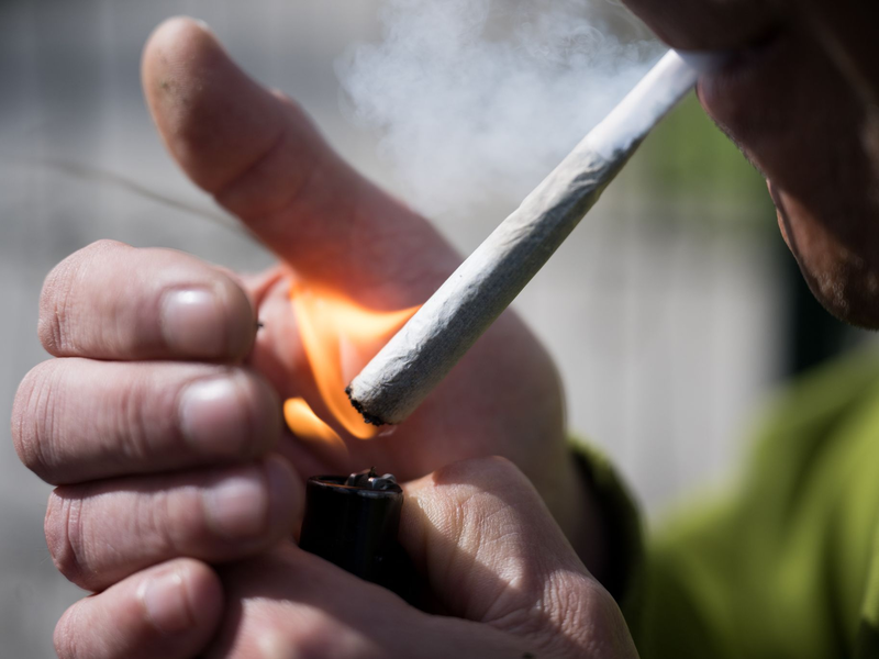Ein Mann raucht einen Joint. Der Bundesrat hatte am 22. März 2024 den Weg zur Teil-Legalisierung von Cannabis zum 1. April freigemacht. - Foto: Sebastian Gollnow/dpa