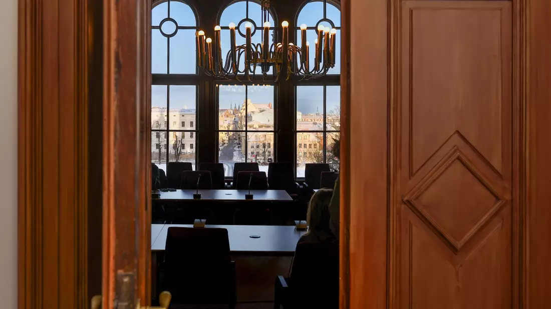 Der Parlamentarische Untersuchungsausschuss befragt im Schloss Schwerin Zeugen. Der Ausschuss soll im Hinblick auf etwaige Verbindungen der Stiftung Klima- und Umweltschutz MV zur Pipeline Nord Stream 2 und anderen Unternehmen untersuchen. - Bild: Ulrich Perrey/dpa