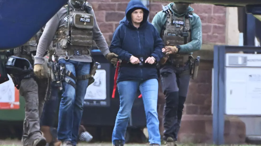 Die frühere RAF-Terroristin Daniela Klette zu einem Hubschrauber geführt. Auf der Suche nach Garweg und Staub stellen sich die Ermittler auf eine längere Fahndung ein. - Bild: Uli Deck/dpa