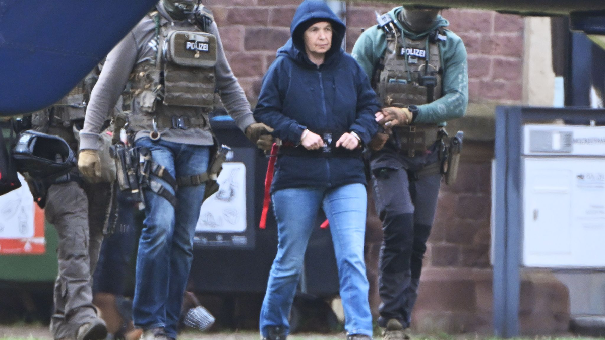 Die frühere RAF-Terroristin Daniela Klette zu einem Hubschrauber geführt. Auf der Suche nach Garweg und Staub stellen sich die Ermittler auf eine längere Fahndung ein. - Foto: Uli Deck/dpa