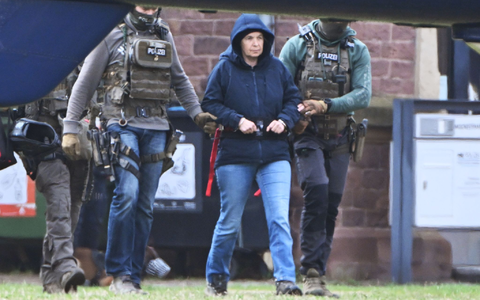 Die frĂŒhere RAF-Terroristin Daniela Klette zu einem Hubschrauber gefĂŒhrt. Auf der Suche nach Garweg und Staub stellen sich die Ermittler auf eine lĂ€ngere Fahndung ein. - Foto: Uli Deck/dpa Die frĂŒhere RAF-Terroristin Daniela Klette zu einem Hubschrauber gefĂŒhrt. Auf der Suche nach Garweg und Staub stellen sich die Ermittler auf eine lĂ€ngere Fahndung ein. - Foto: Uli Deck/dpa