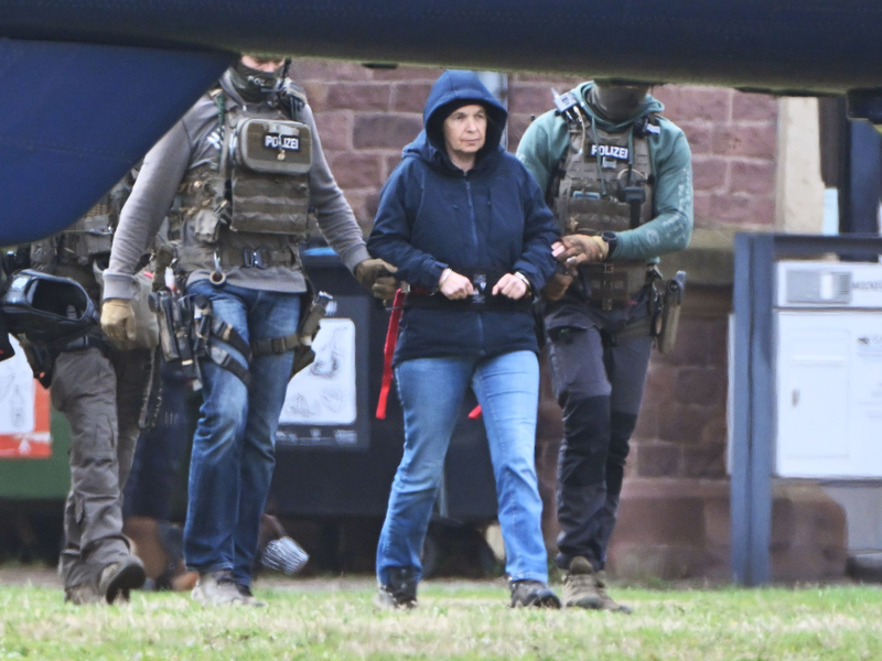 Die frühere RAF-Terroristin Daniela Klette zu einem Hubschrauber geführt. Auf der Suche nach Garweg und Staub stellen sich die Ermittler auf eine längere Fahndung ein. - Foto: Uli Deck/dpa