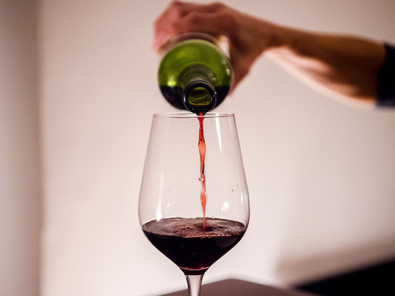 Ein Glas Wein. Alkohol ist einer Studie zufolge auch in geringer Menge nicht gesund. - Foto: Finn Winkler/dpa