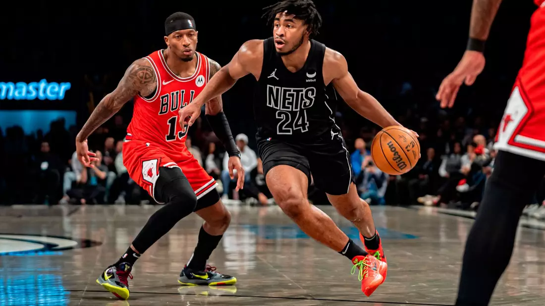 Brooklyns Cam Thomas (24)zieht gegen Chicagos Torrey Craig (13)  zum Korb. - Bild: Peter K. Afriyie/AP/dpa