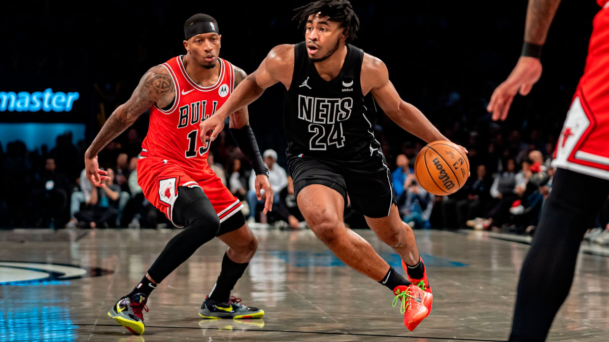 Brooklyns Cam Thomas (24)zieht gegen Chicagos Torrey Craig (13)  zum Korb. - Foto: Peter K. Afriyie/AP/dpa