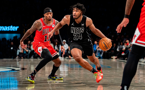 Brooklyns Cam Thomas (24)zieht gegen Chicagos Torrey Craig (13)  zum Korb. - Foto: Peter K. Afriyie/AP/dpa
